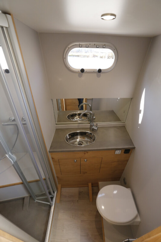 Vedette Salon Classic Line 41 ft, badkamer met wastafel en toilet