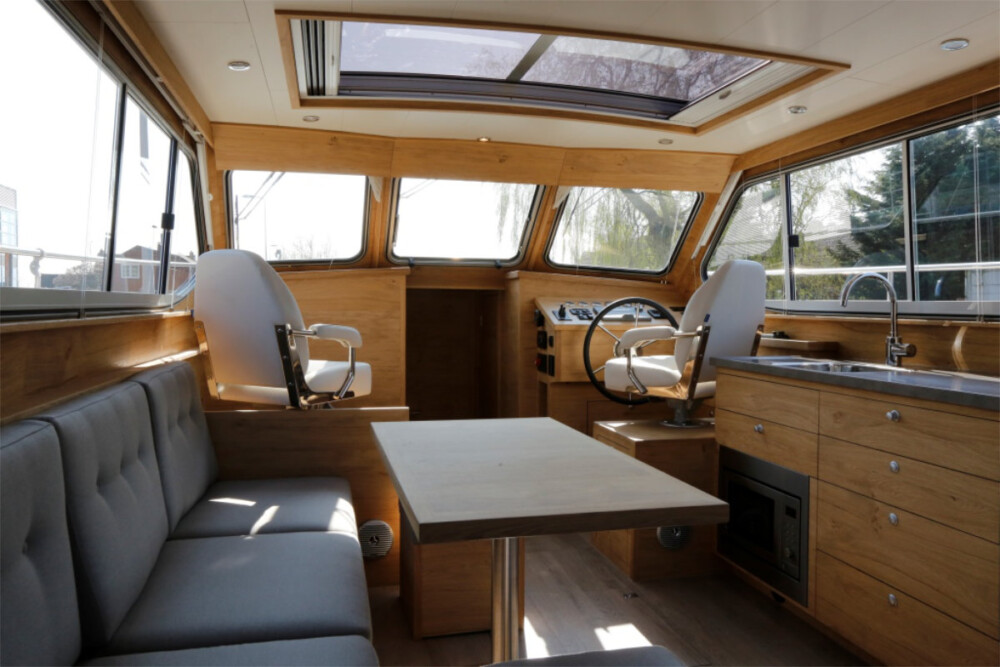 Vedette Salon Classic Line 41 ft, kajuit met stuurstand en zithoek