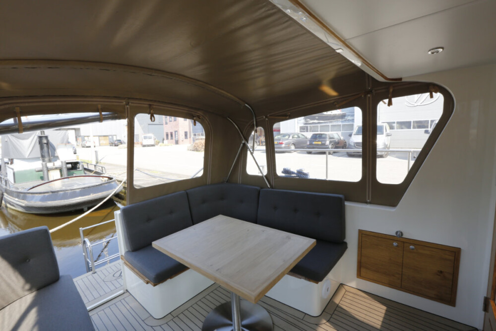 Vedette Salon Classic Line 41 ft, zithoek met tafel aan boord