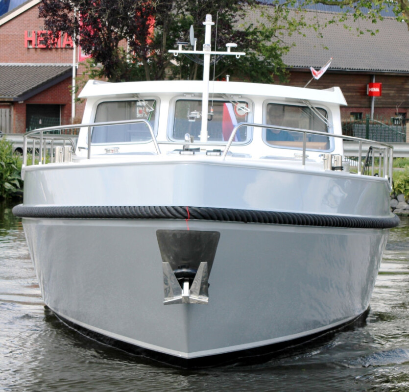 Vedette Traveller 41, boot voorkant op water