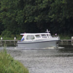 Vedette Traveller 41, grijze motorboot varend op rivier