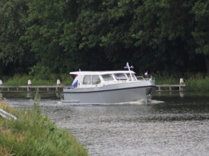 Vedette Traveller 41, grijze motorboot varend op rivier