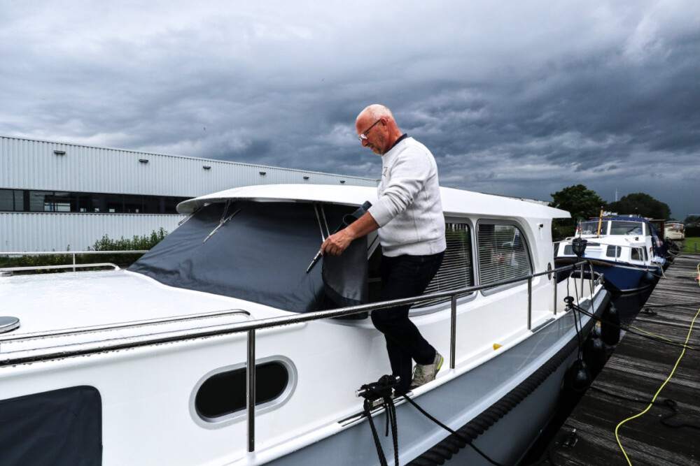 Vedette Traveller 41, man doet dekzeil open