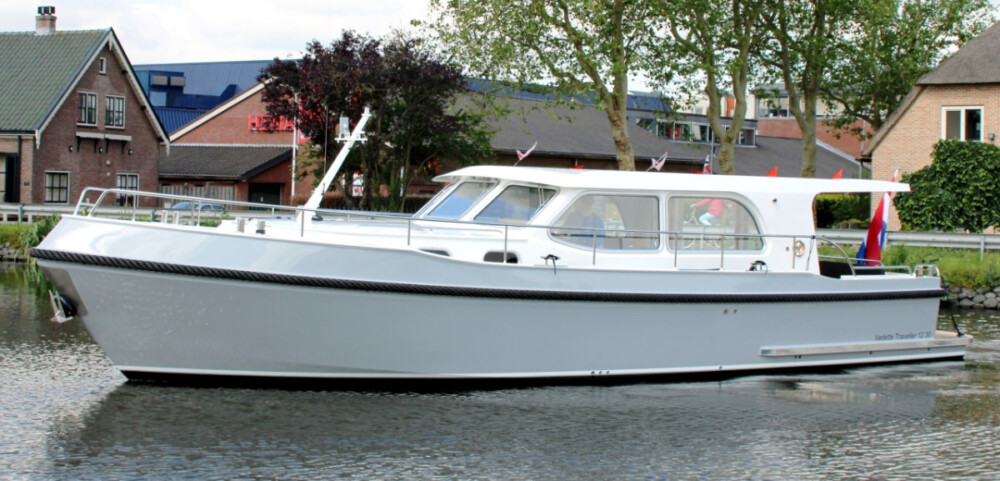 Vedette Traveller 41, motorboot vaart door kanaal