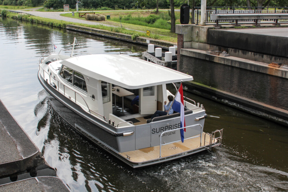Vedette Traveller 41, motorboot vaart door sluis