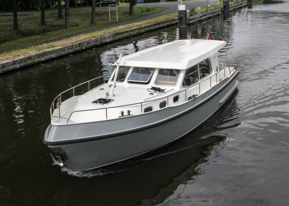 Vedette Traveller 41, motorboot varend op kanaal