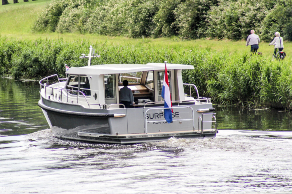 Vedette Traveller 41, motorboot varend op rivier