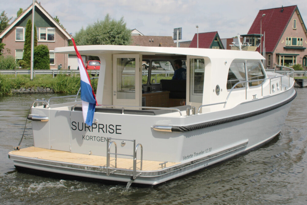 Vedette Traveller 41, witte motorboot vaart door water