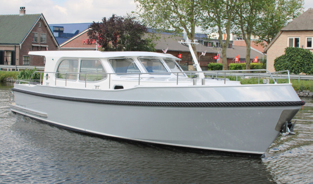 Vedette Traveller 41, witte motorboot vaart op water