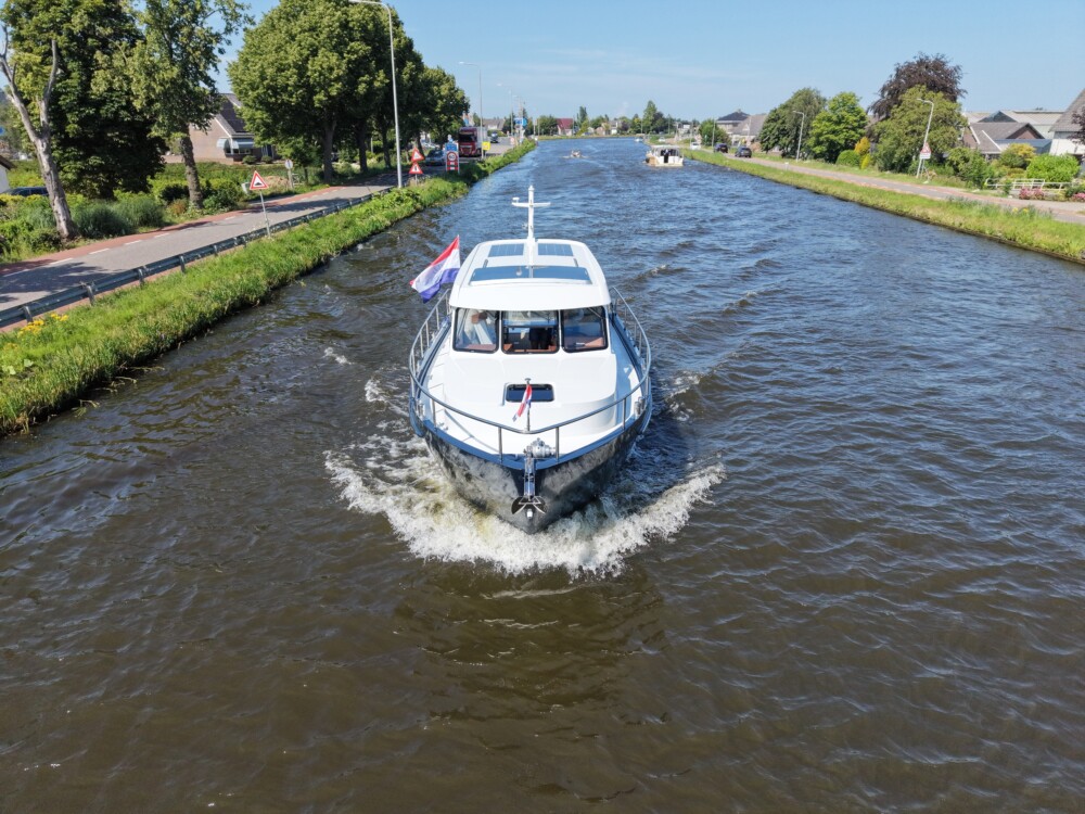 Vedette Salon Comfort Line 33 ft, boot varend op kanaal