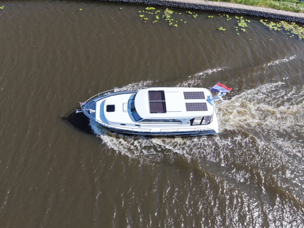 Vedette Salon Comfort Line 33 ft, boot varend op rivier vanuit vogelperspectief