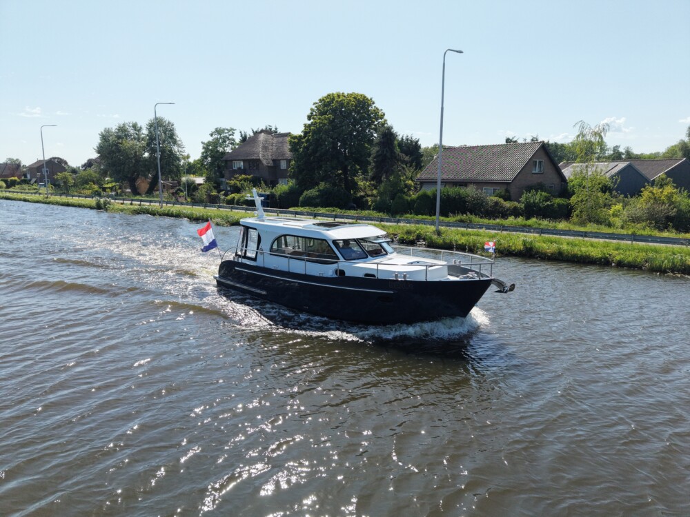 Vedette Salon Comfort Line 33 ft, boot varend op rivier