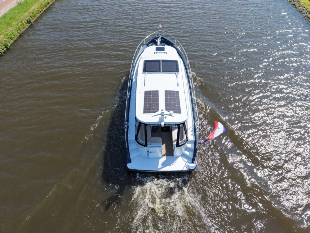Vedette Salon Comfort Line 33 ft, boot varend op water vanuit vogelperspectief