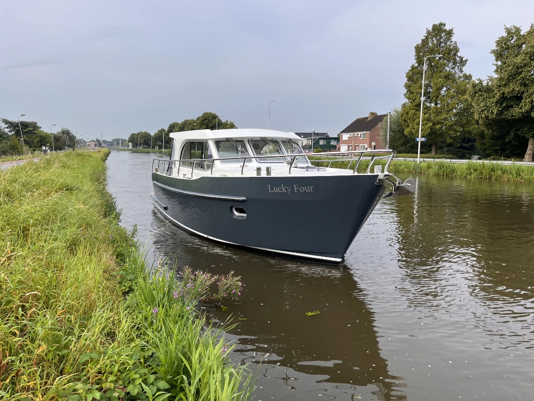 Vedette Salon Comfort Line 33 ft, motorboot afgemeerd in kanaal