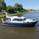 Vedette Salon Comfort Line 33 ft, boot varend op water vanuit vogelperspectief