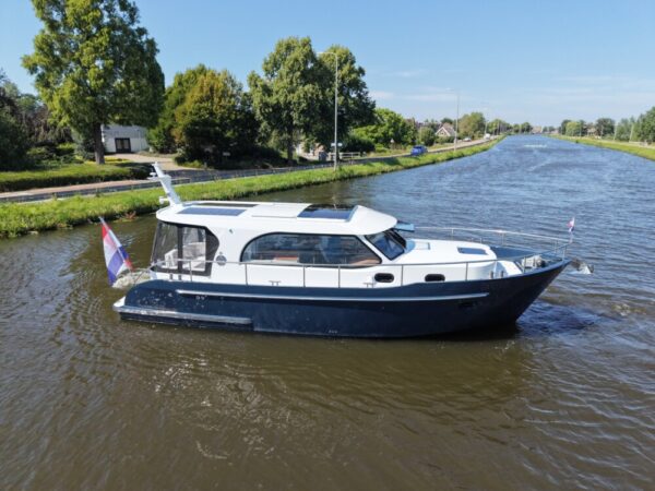 Vedette Salon Comfort Line 33 ft, boot varend op water vanuit vogelperspectief