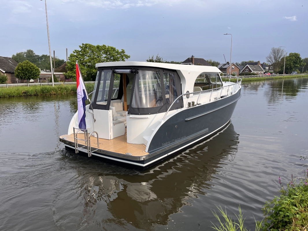 Vedette Salon Comfort Line 33 ft, motorboot varend op kanaal