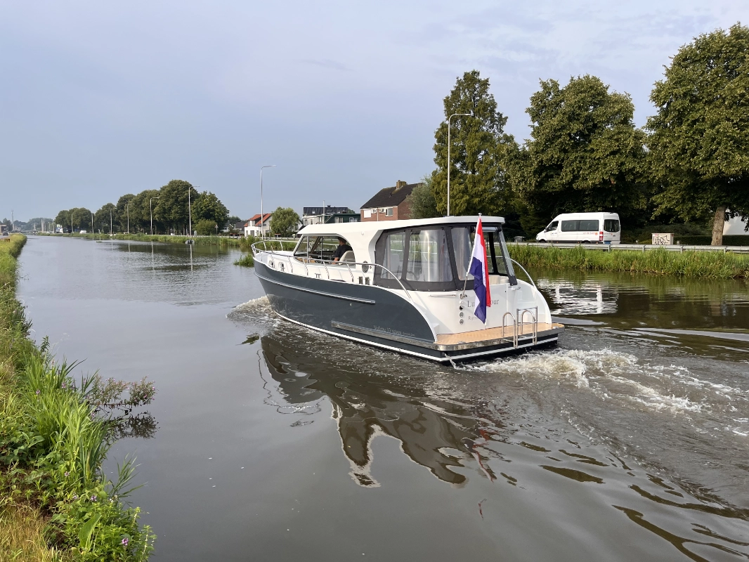 Vedette Salon Comfort Line 33 ft, motorboot varend op kanaal