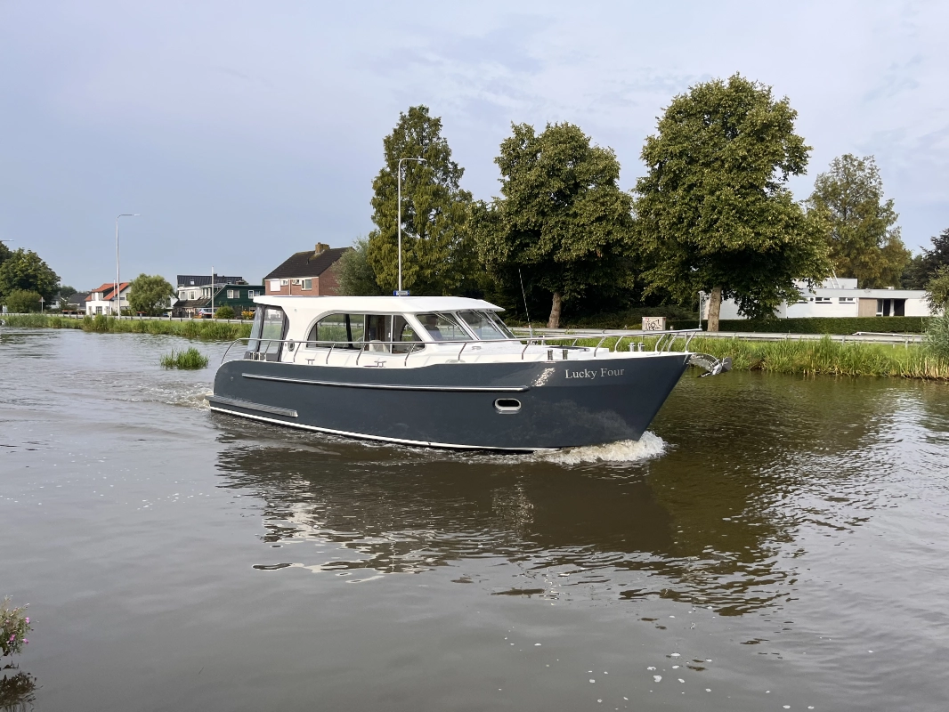 Vedette Salon Comfort Line 33 ft, motorboot varend op kanaal