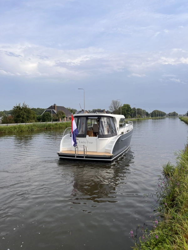 Vedette Salon Comfort Line 33 ft, motorboot varend op kanaal