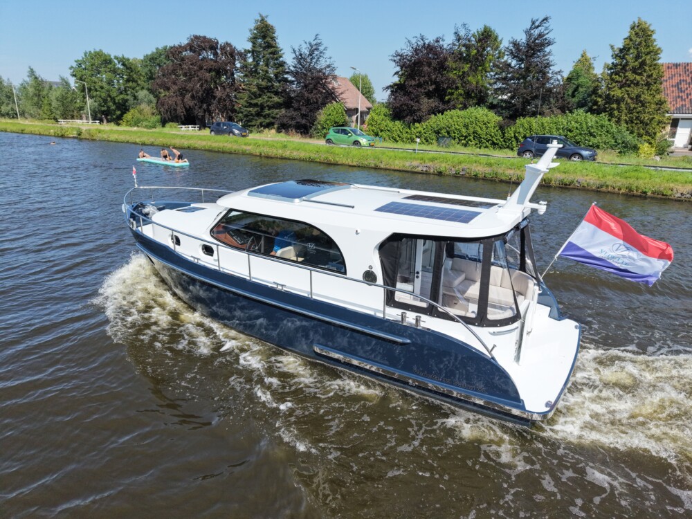 Vedette Salon Comfort Line 33 ft, motorboot varend op rivier