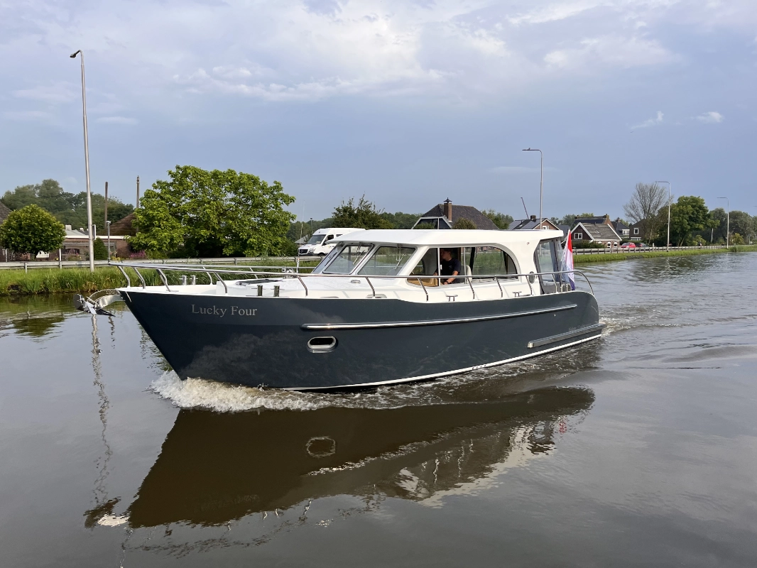 Vedette Salon Comfort Line 33 ft, motorboot varend op water