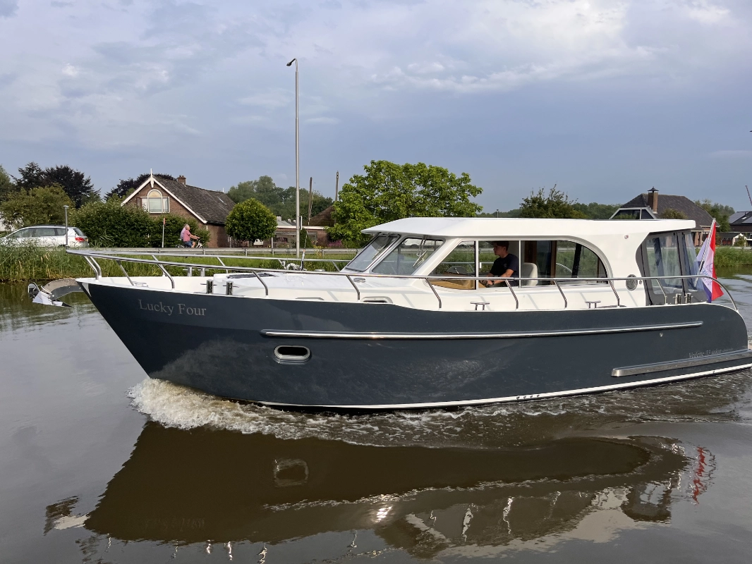 Vedette Salon Comfort Line 33 ft, motorboot varend op water