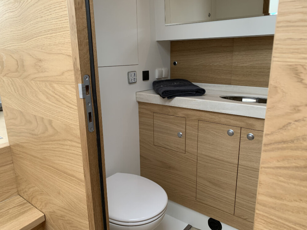 Vedette Salon Comfort Line 33 ft, badkamer met toilet en wastafel