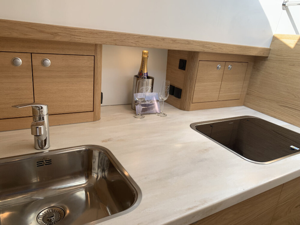 Vedette Salon Comfort Line 33 ft, keuken met wastafel en kookplaat