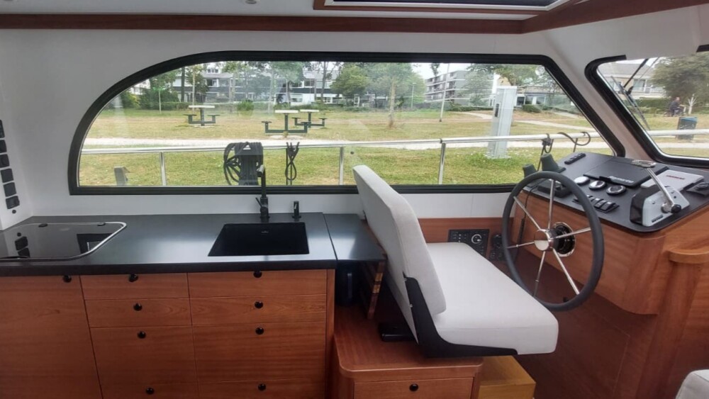Vedette Salon Comfort Line 33 ft, stuurstand met keuken en stoel