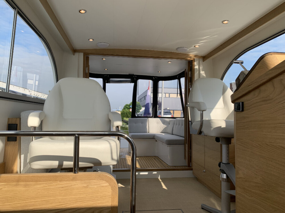 Vedette Salon Comfort Line 33 ft, stuurstand met witte stoelen en zitbank