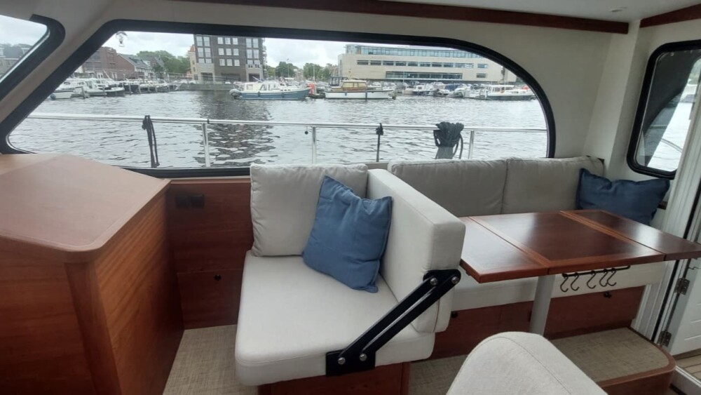 Vedette Salon Comfort Line 33 ft, zitbank met tafel binnen