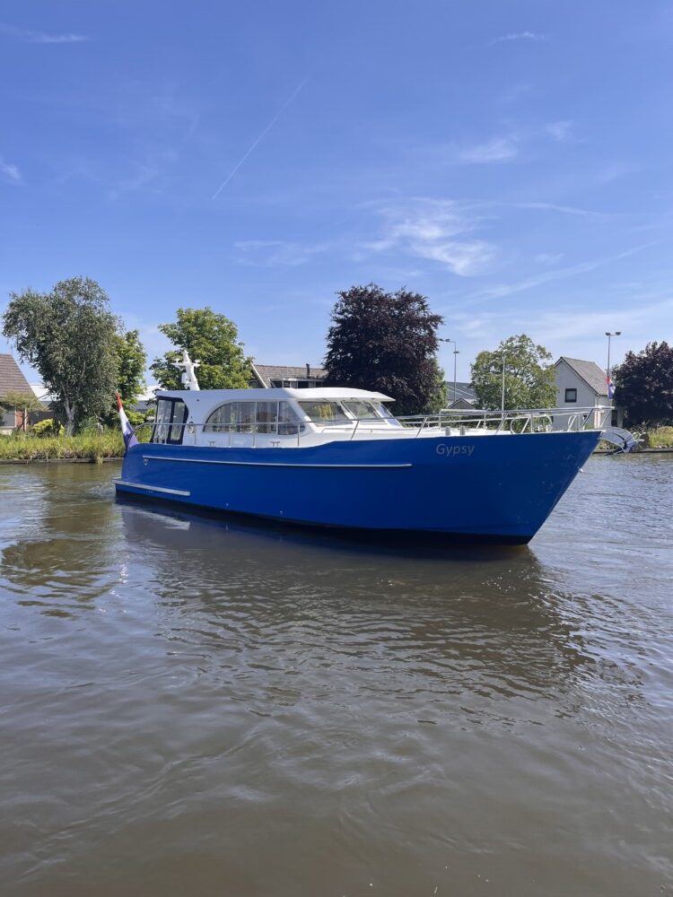 Vedette Salon Comfort Line 37 ft, blauwe boot varend op water