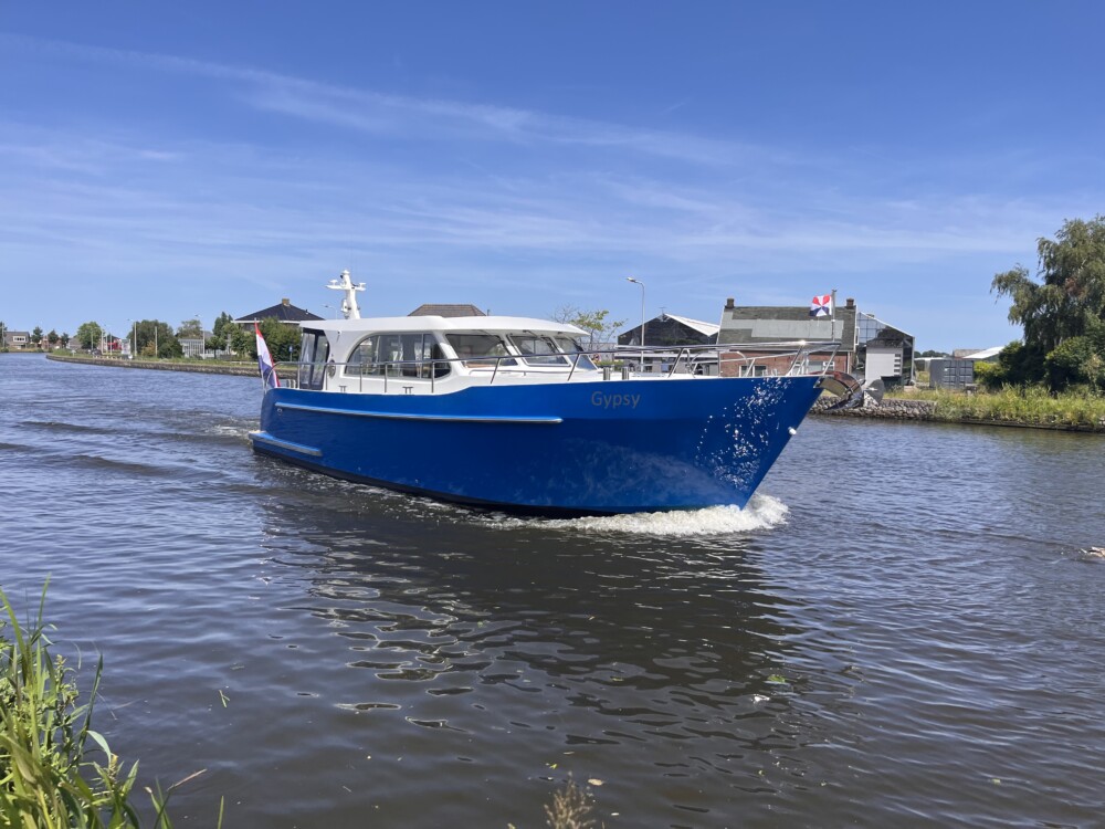 Vedette Salon Comfort Line 37 ft, blauwe motorboot varend op water