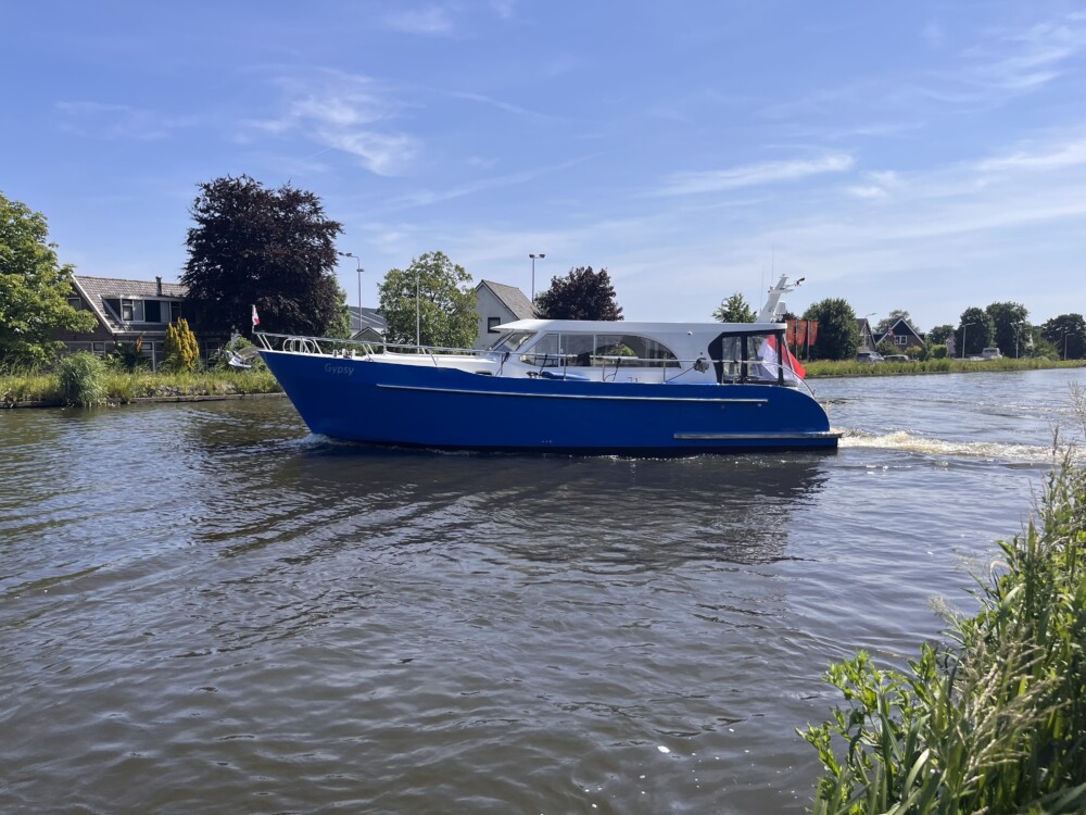 Vedette Salon Comfort Line 37 ft, blauwe motorboot varend op water