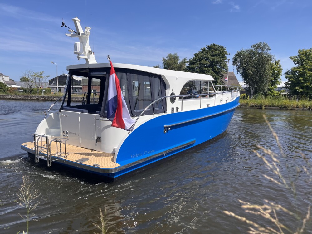 Vedette Salon Comfort Line 37 ft, blauwe motorboot varend op water