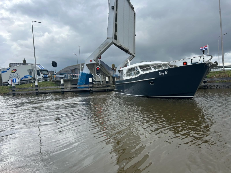 Vedette Salon Comfort Line 37 ft, boot bij geopende brug