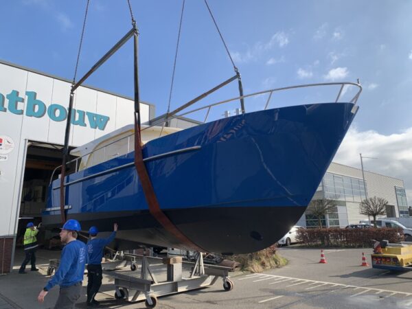 Vedette Salon Comfort Line 37 ft, boot hangend aan kraan