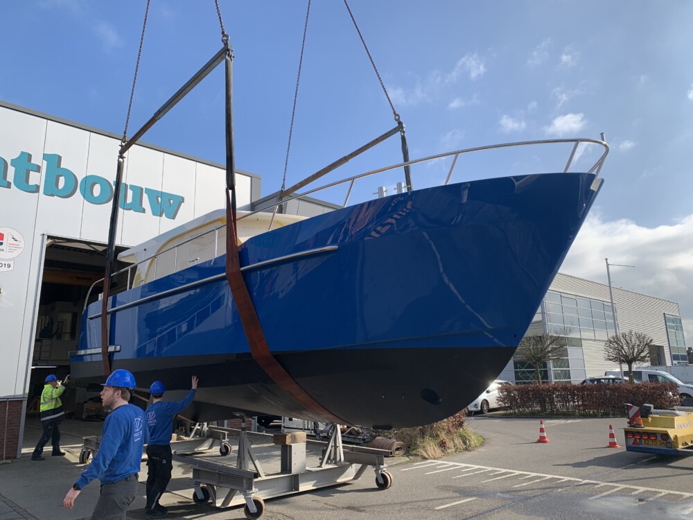 Vedette Salon Comfort Line 37 ft, boot hangend aan kraan