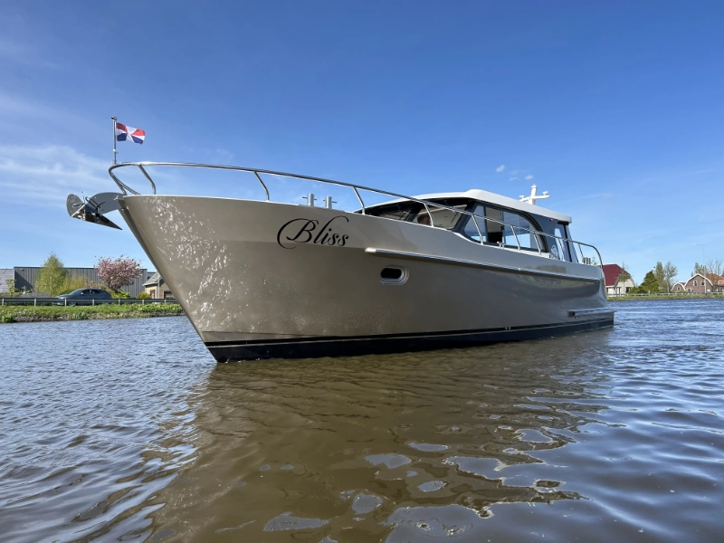Vedette Salon Comfort Line 37 ft, boot op het water