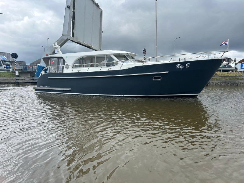 Vedette Salon Comfort Line 37 ft, motorboot afgemeerd bij ophaalbrug