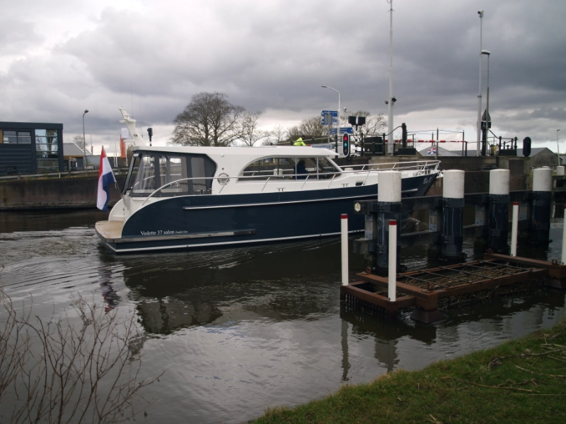 Vedette Salon Comfort Line 37 ft, motorboot vaart door sluis