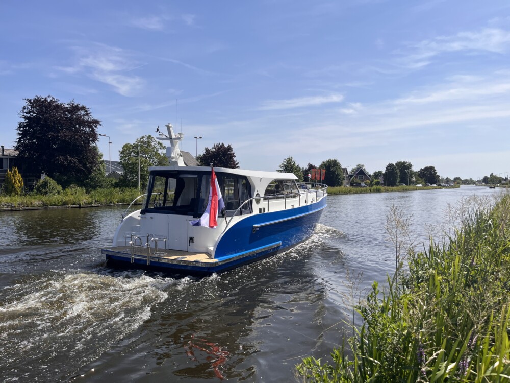Vedette Salon Comfort Line 37 ft, motorboot varend op kanaal