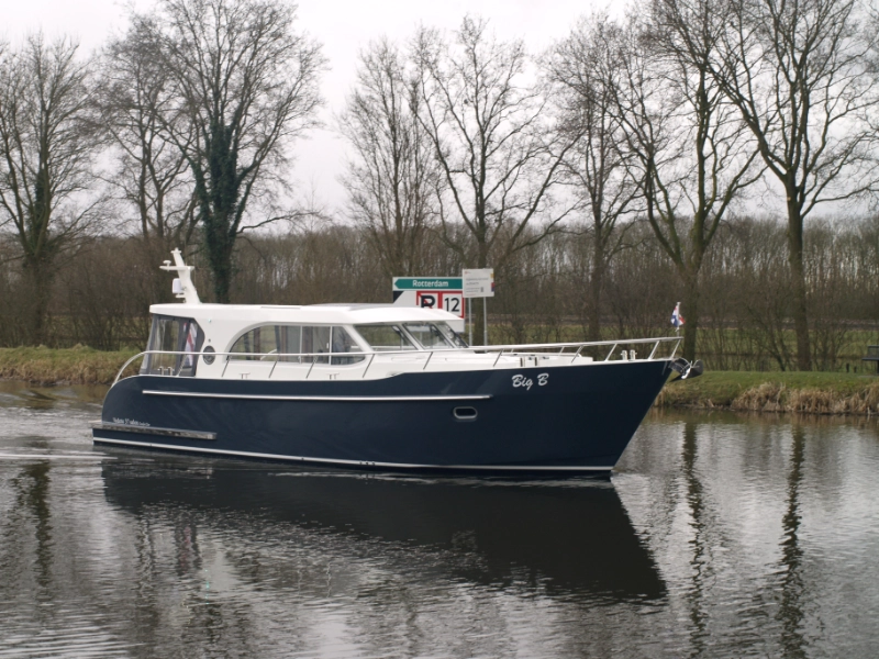 Vedette Salon Comfort Line 37 ft, motorboot varend op kanaal