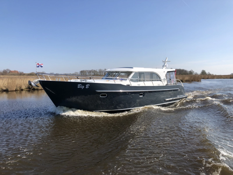 Vedette Salon Comfort Line 37 ft, motorboot varend op rivier