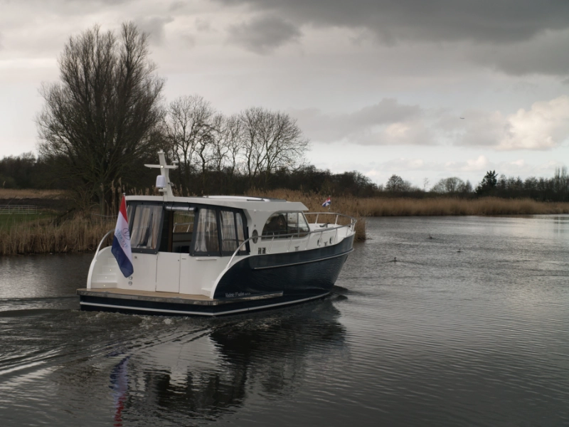 Vedette Salon Comfort Line 37 ft, motorboot varend op rivier
