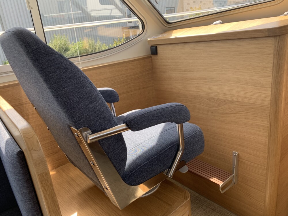 Vedette Salon Comfort Line 37 ft, draaistoel in kajuit