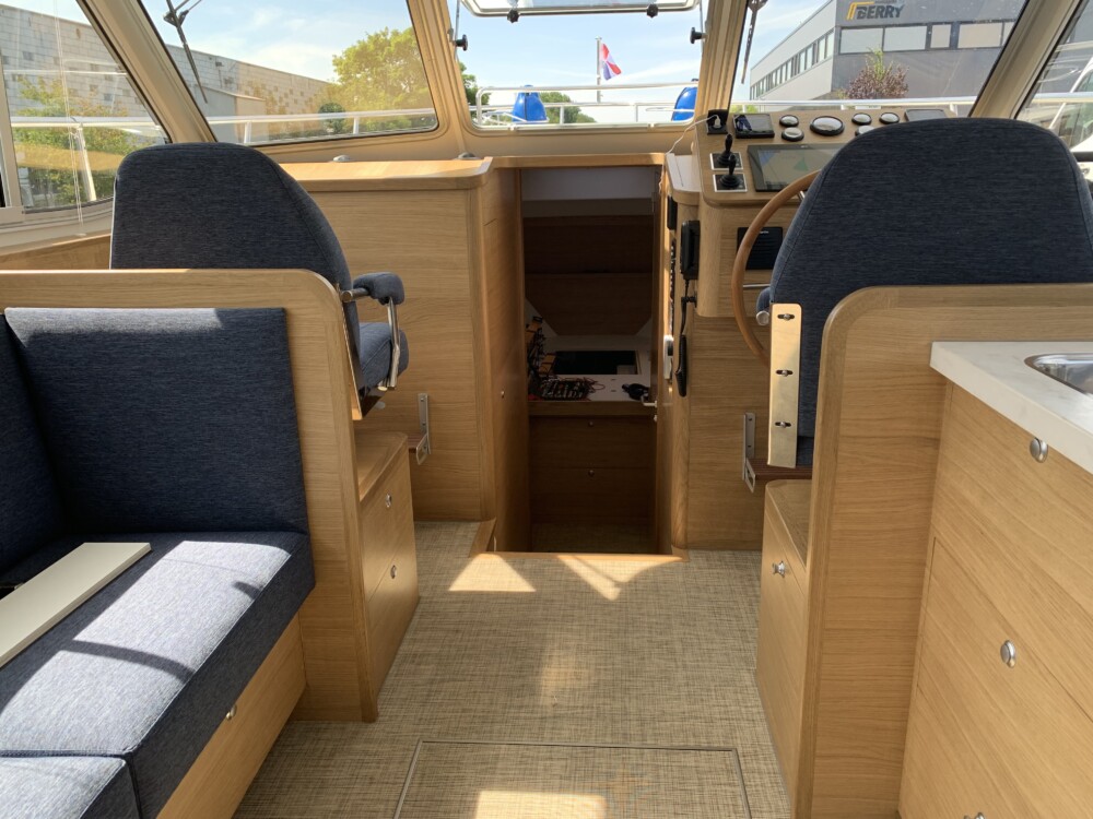 Vedette Salon Comfort Line 37 ft, kajuit met stuurstand en zitbanken