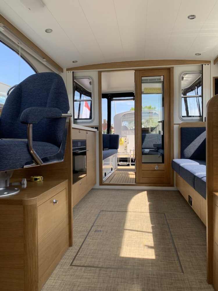 Vedette Salon Comfort Line 37 ft, kajuit met stuurstoel en zitbanken