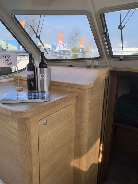 Vedette Salon Comfort Line 37 ft, kombuis met wijnflessen en ramen